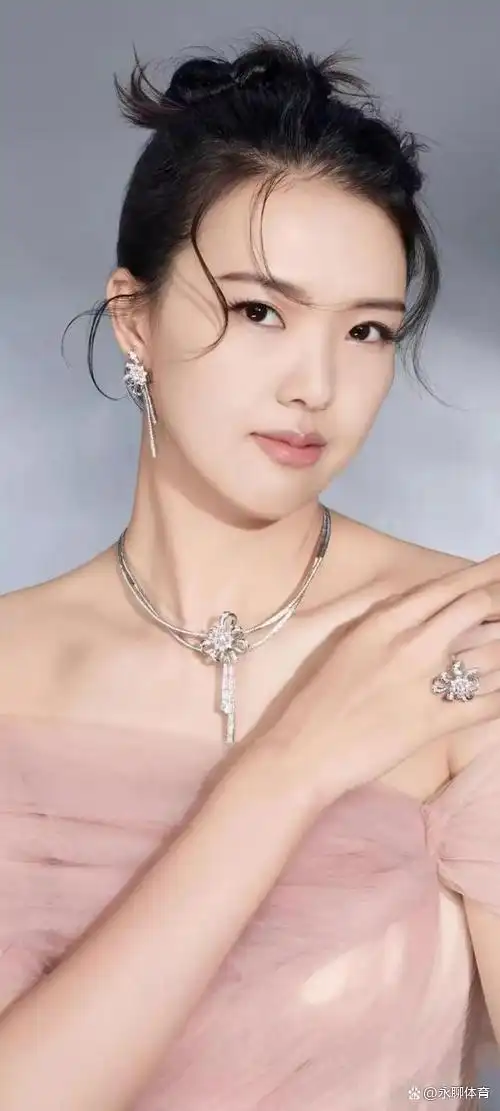 中国女排美女张常宁澳门游,烈焰红唇气质高冷,妆容精致配大长腿