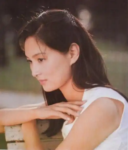 八十年代女影星殷亭如再土的衣服也遮不住她天然洋气的模样
