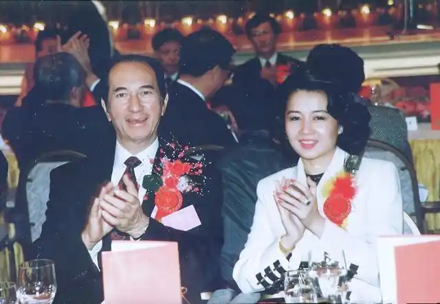 赌王4个太太谁最美?二太年轻时就精明,有一个很温婉老年时却变邋遢