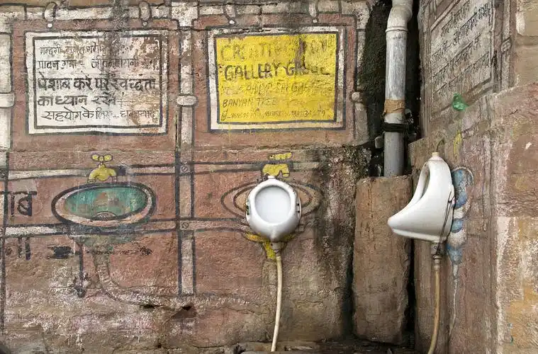 盘点世界各地的露天小便池,这确定不是当街耍流氓吗?