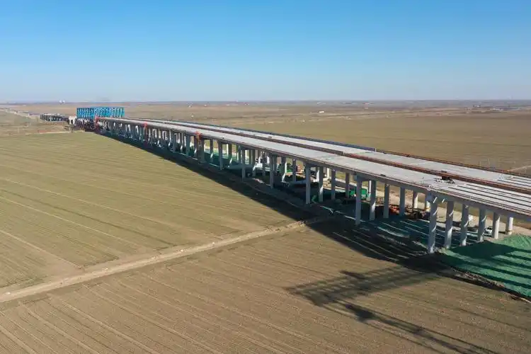 小清河特大桥预制箱梁安装完成