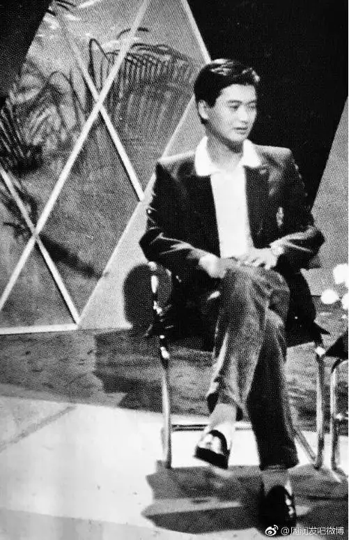 周润发早年私下照片曝光,神仙比例简直了,网友:p都不敢这么p