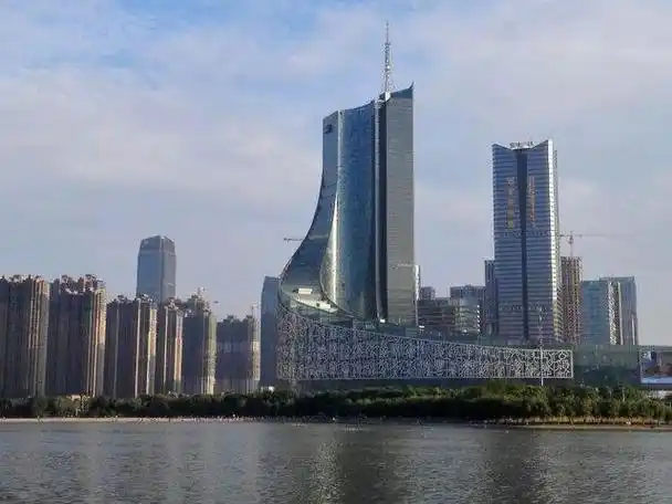 安徽的代表性高楼,高226米,共44层,是合肥市最高的建筑之一