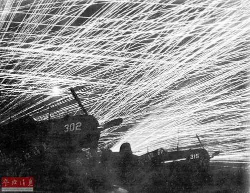 密集防空火力网交织的天空映衬下美国海军陆战队飞行中队战机的轮廓