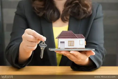 一手托房子一手拿钥匙的售楼员高清摄影图片