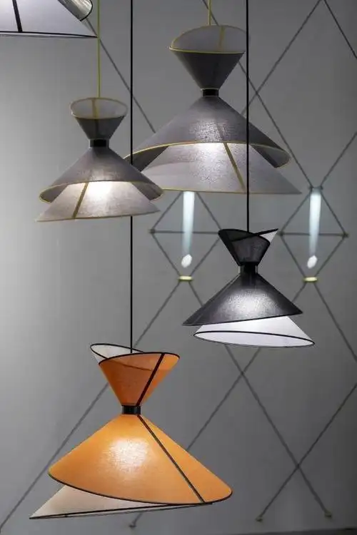 1,玻璃: 玻璃材质的灯是目前比较流行的灯种类,主要优点为透明度好