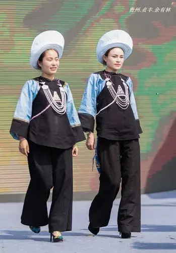 贞丰布依族三月三服饰秀