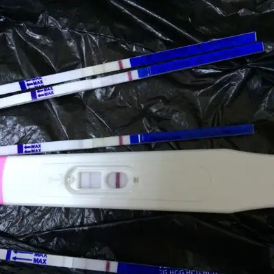 月事延迟3天,一测就出现一深一浅两条红线,是怀孕还是失误?