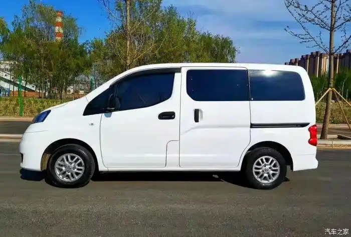 拉人载货两相宜郑州日产nv200