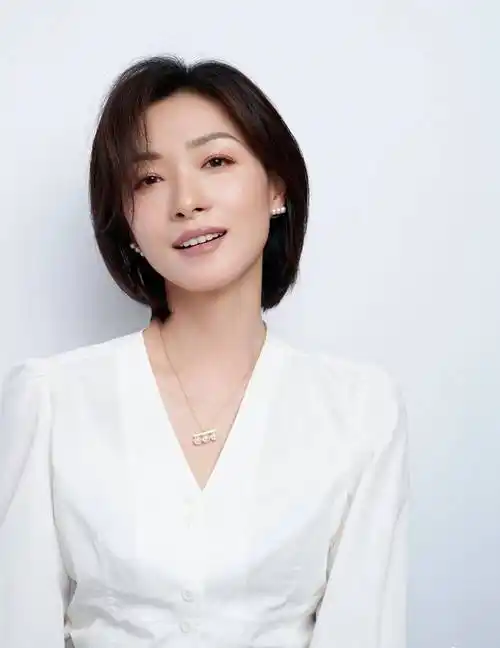 万茜白色衬衣职业风写真_职业_衬衣_白色