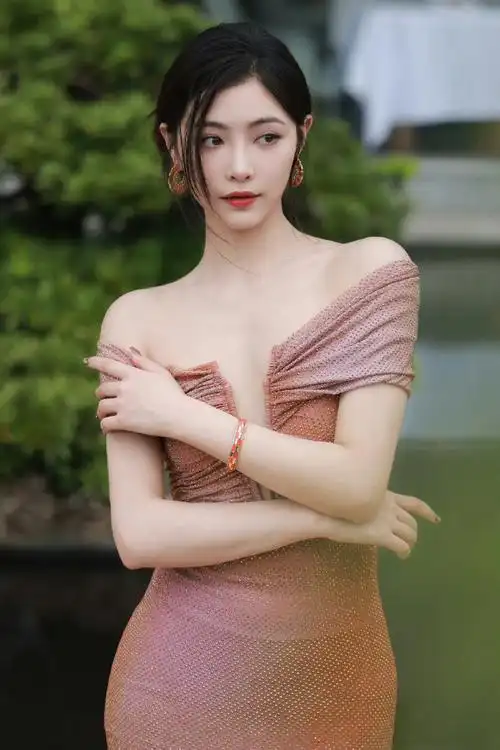 许佳琪 深v礼服