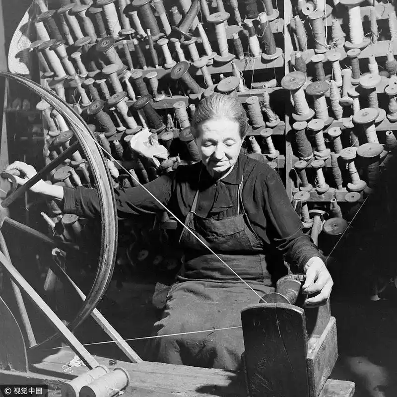 老照片:过去纺纱织布的女人们