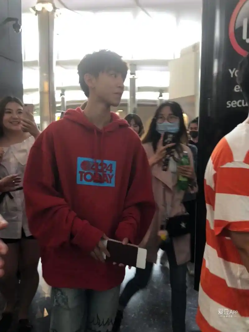 王俊凯憋笑 好心情都写在脸上