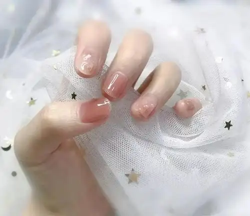 时髦精都换上了这款"透明美甲",晶莹剔透超浪漫,女明星都喜欢