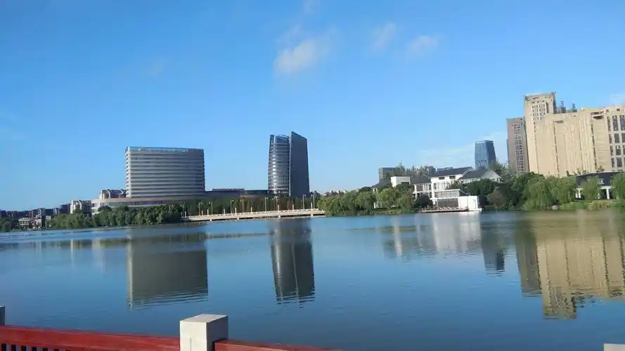 江苏省苏州市吴中区越溪街道溪秀路石湖华城