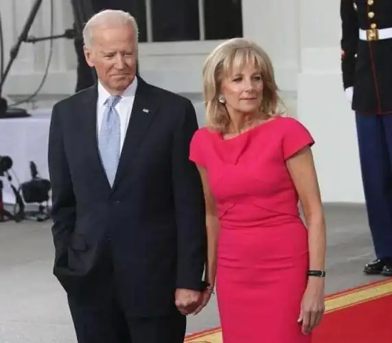 吉尔·拜登着装赢得时尚界喝彩,网友艳羡不已_腾讯新闻