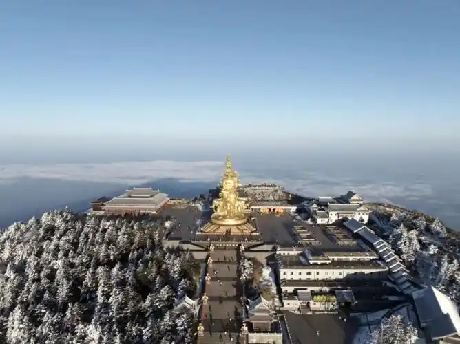 日照金顶新年第一天的峨眉山美绝了