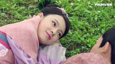 陈瑶草地躺着看着彼此gif动图_动态图_表情包下载_soogif