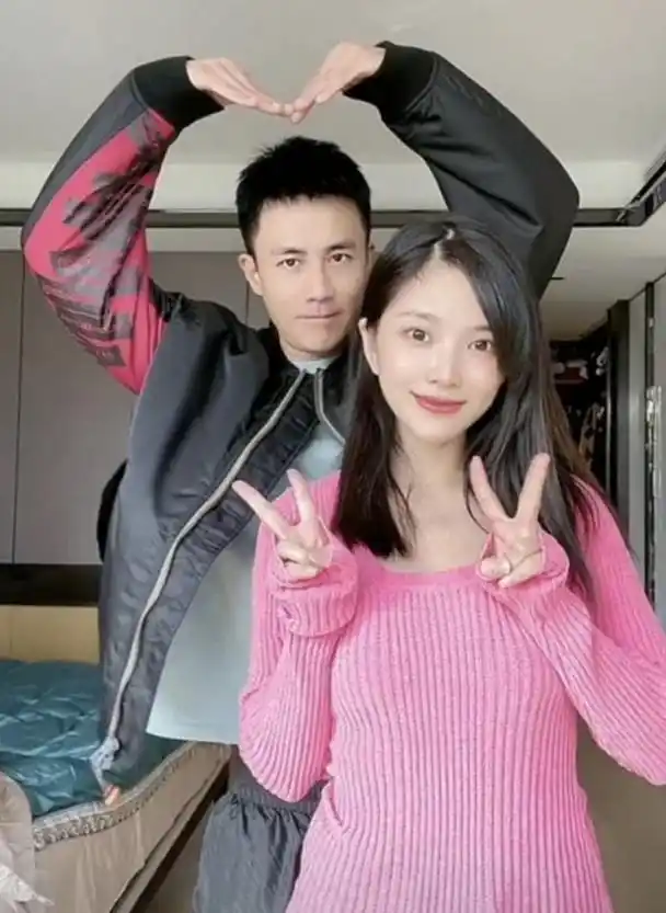 杜淳老婆王灿分享日常穿搭被吐槽土味不像明星老婆回应显心酸