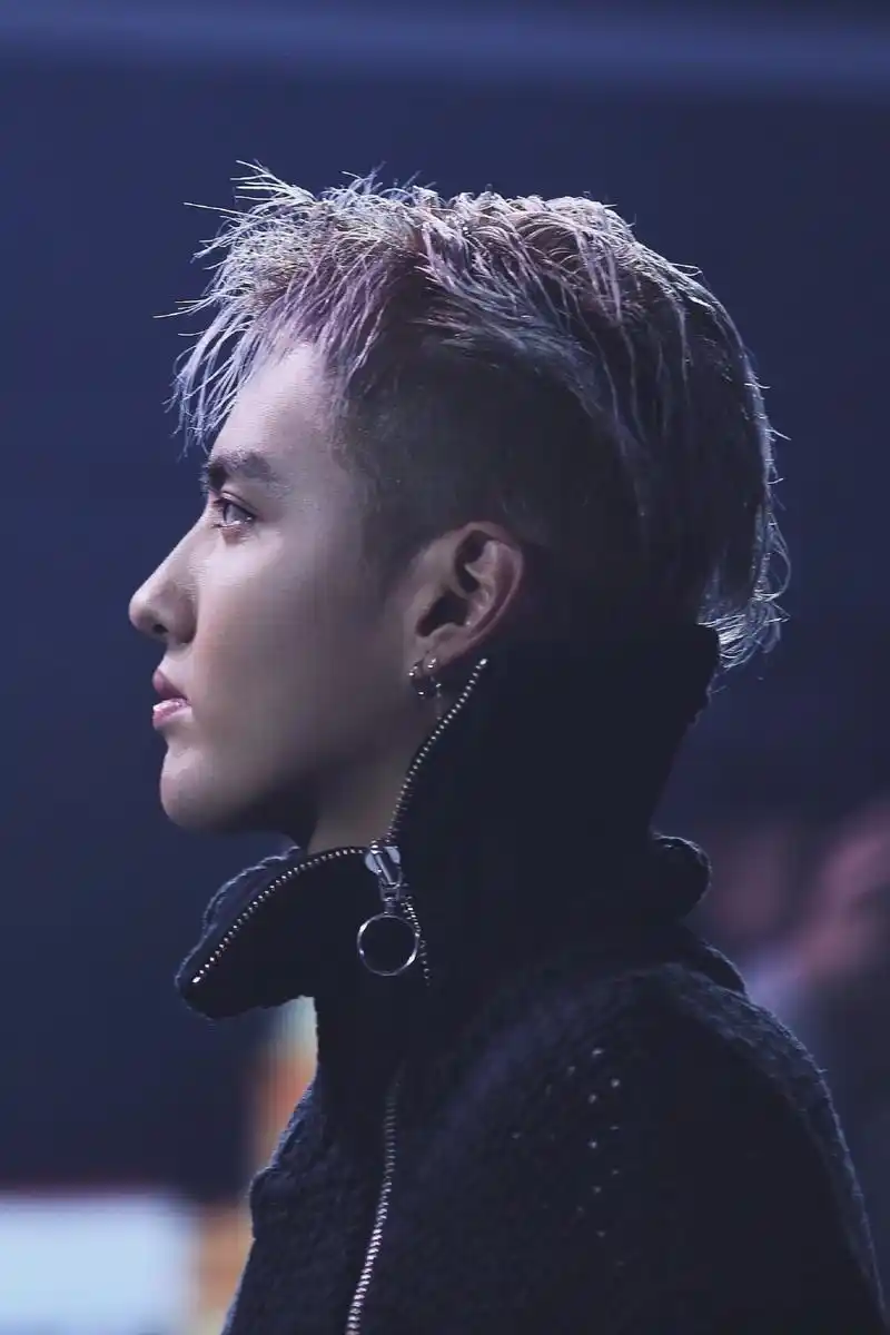 吴亦凡的五官的精致程度,特别是他的鼻子,鼻梁高挺,鼻尖挺巧,每一个