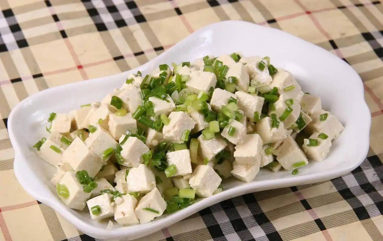 简易的农家版小葱拌豆腐,妈妈的味道