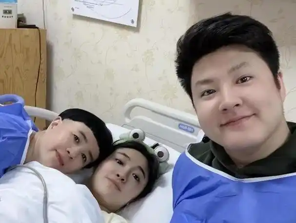 人们铭记着她与董浩共同主持的《大风车》,这个节目深深地影响了一代