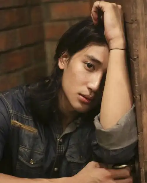 缅甸188cm最帅男模出家当和尚曾走红东南亚帅倒一片迷妹