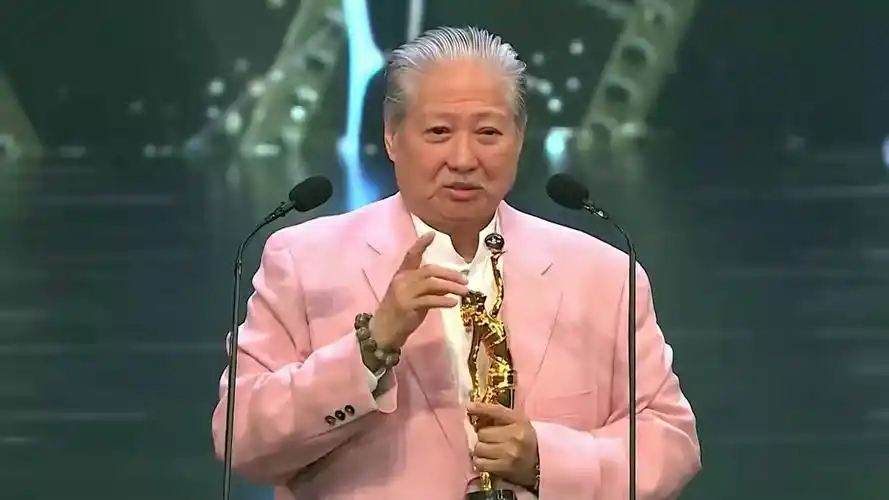 洪金宝敢让成龙喊自己爷爷,却不敢招惹释小龙,只因其背景不简单