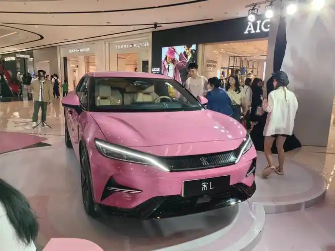 车身线条流畅,细节处理精致,粉色的车漆加持下令人一见难忘.