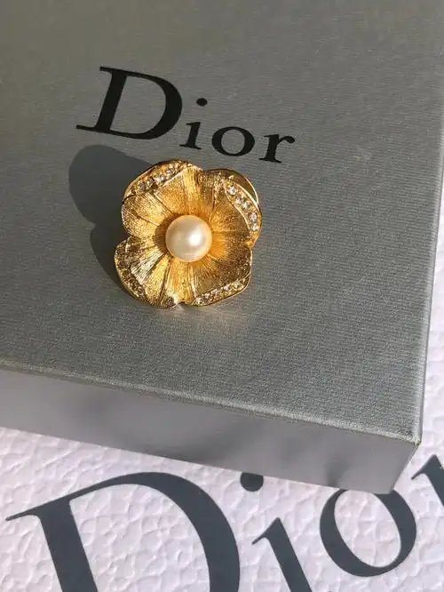 dior胸针