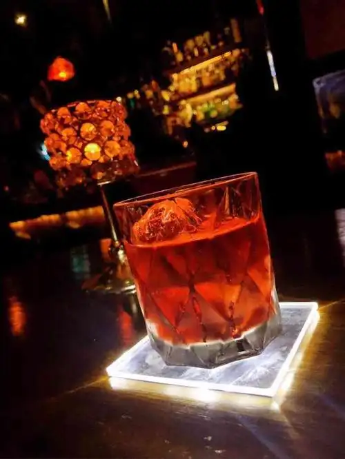 打分 70 /人 五一到处都是人的情况下找一个安静的酒吧真是好 环境不