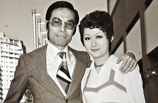 潘迎紫的第一任老公是陈鸿烈,二人在婚后也曾恩爱甜蜜过,潘迎紫甚至不