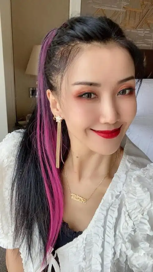 歌手小蓉儿的个人资料 贵州小蓉儿身价过亿 - 歌词译