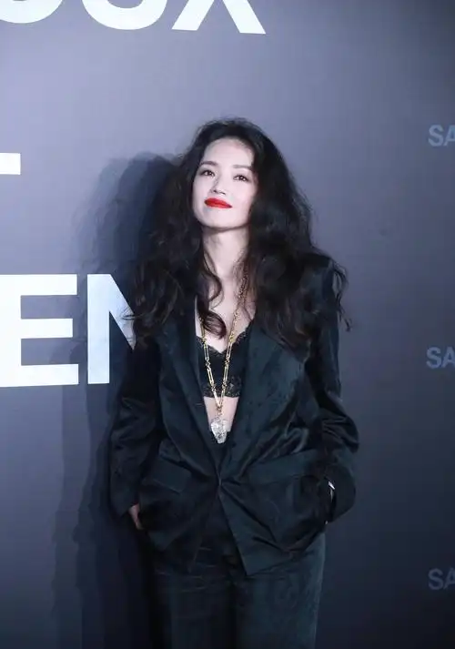 舒淇卷发红唇慵懒造型超a刘嘉玲贵气窦靖童帅酷