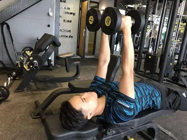 彭于晏那帅你一脸血的胸肌是怎么练的?——哑铃飞鸟