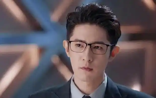 35岁季肖冰隐婚生子,禁烟区当孕妻面吸烟,曾和迪丽热巴演cp|杨幂|经超