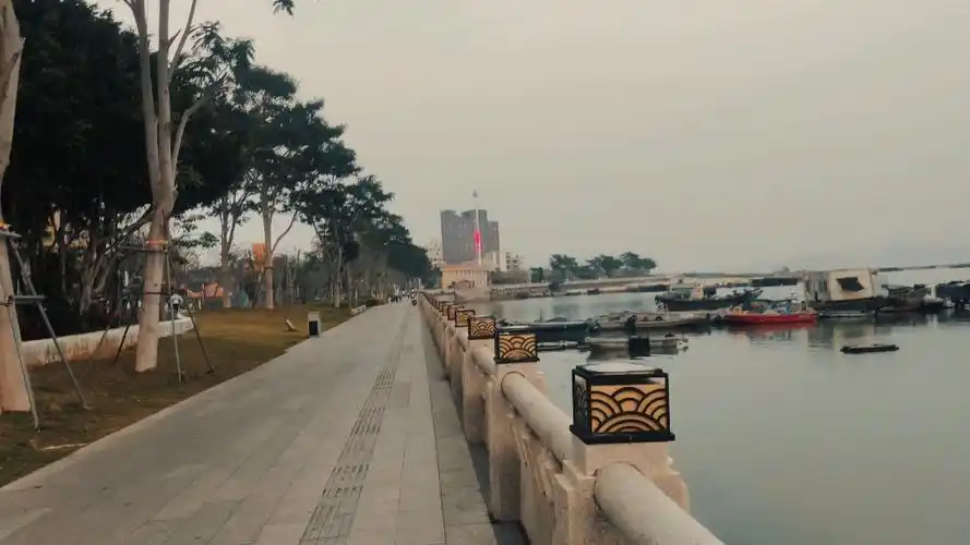 傍晚的汕尾海滨街