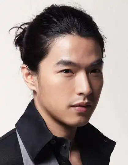 原创41岁李威曾为已故旧爱庆生13年今与辣妹勾肩搭背疑似恋情曝光