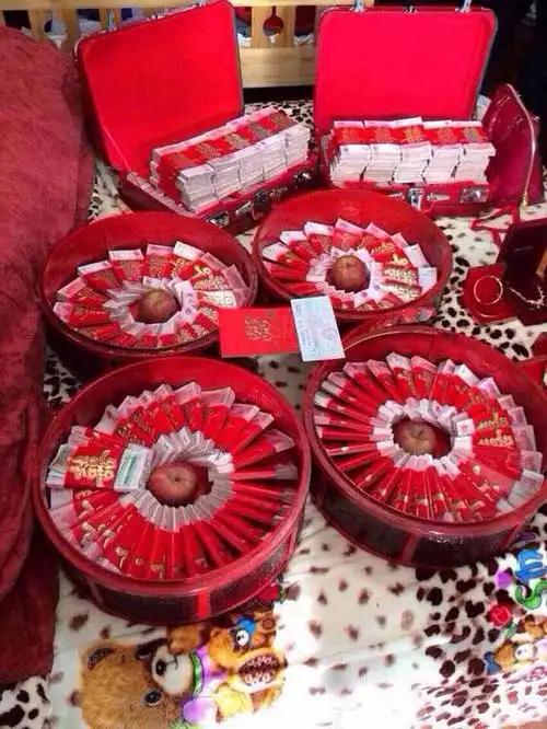 订婚引发热议:床上摆288万现金 600万支票