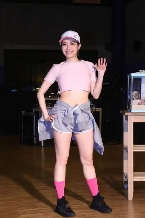 徐怀钰这甜美气质太绝阿姨辈的年纪穿出少女感看着好清纯