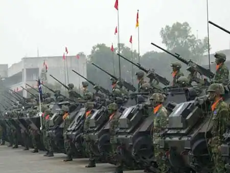 台湾陆军机械化部队接受检阅