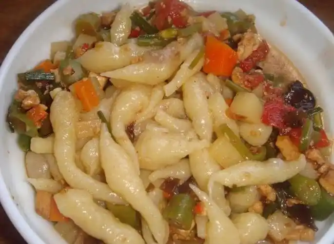 07 拨鱼儿也叫面鱼儿是山西住户人家的日常主食,做法的高下,调味的