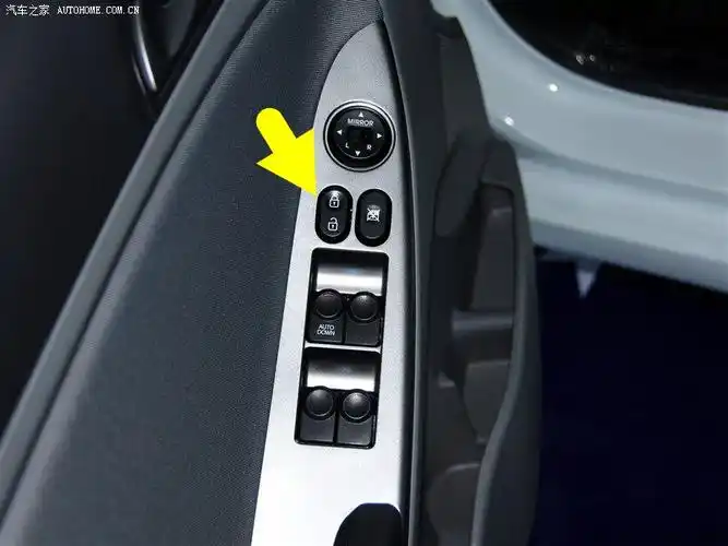 瑞纳为什么中控锁上门把手有个按钮一按又能全部打开