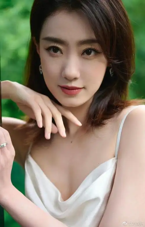 张小斐穿白色露背长裙高贵性感 漫步林间自然美好__财经头条