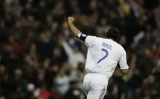 图文:皇马vs瓦伦西亚 劳尔伟大背影