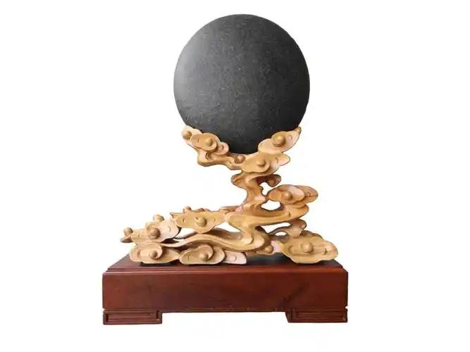 底座,是观赏石艺术品的有机组成部分,是使奇石的自然美与人工的艺术美