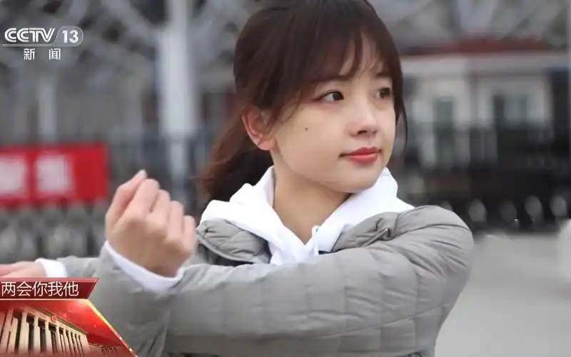 快看两会央视记者王冰冰晨跑初体验开始即放弃摄像小哥无奈吐槽