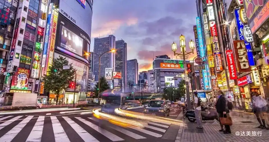 每天清晨,东京都营地下铁大江户线的车厢里总是挤满乘客,当地铁到达某