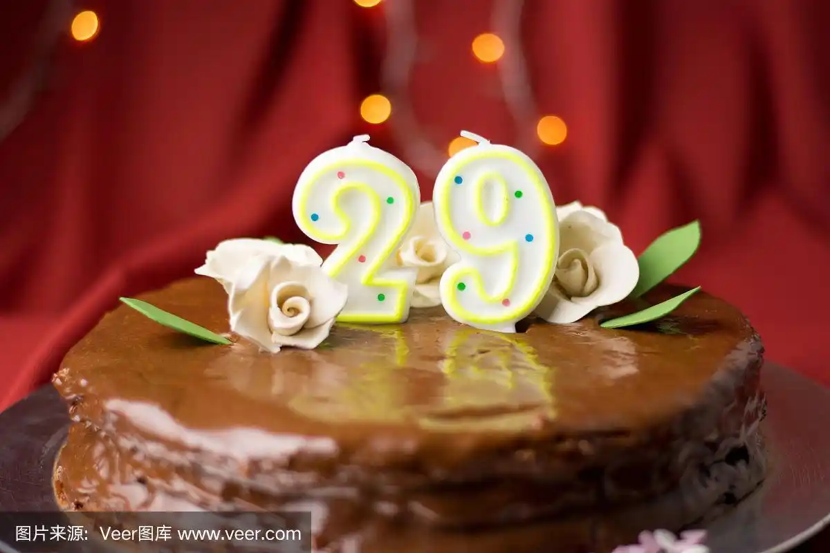 用可食用玫瑰装饰的29岁生日蛋糕