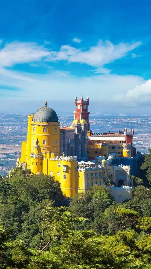 佩纳宫是葡萄牙里斯本最美丽的城堡,被称为"世界上第二个新天鹅堡".